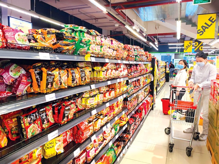Cùng với việc cung ứng đầy đủ hàng hóa, cần kiểm soát giá cả một số nhóm hàng thiết yếu để cuộc sống của nhiều người lao động được đảm bảo. Ảnh: Nhã Chi