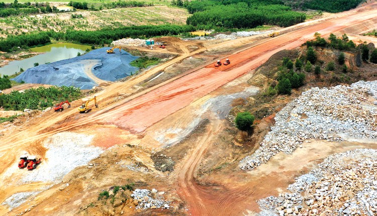 Thủ tướng yêu cầu các bộ, ngành và địa phương chủ động tháo gỡ khó khăn cho các dự án cao tốc, đặc biệt là nguồn vật liệu và công tác giải phóng mặt bằng. Ảnh: Lê Tiên