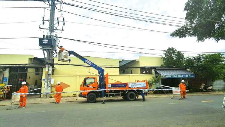 EVNHCMC tăng cường kiểm tra, rà soát toàn bộ lưới điện, nhất là các khu vực dễ bị ảnh hưởng bởi thời tiết cực đoan để kịp thời xử lý