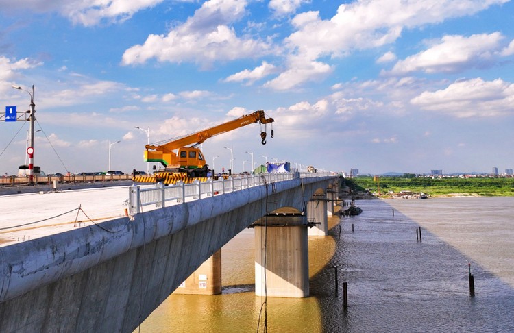 Giải ngân đầu tư công được đánh giá là động lực tăng trưởng hàng đầu trong thời gian tới. Ảnh: Trần Chiến