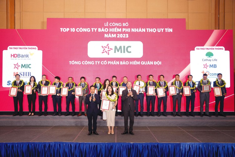 Đại diện Tổng công ty CP Bảo hiểm Quân đội nhận giải Top 10 công ty bảo hiểm phi nhân thọ uy tín 2023