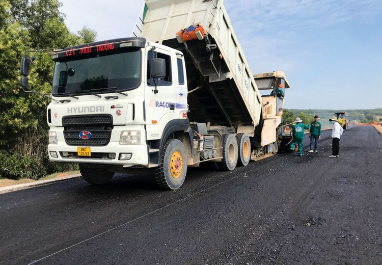 Thi công công trình đường trục ven biển ĐT.719B đoạn Phan Thiết - Kê Gà. Ảnh: Ngọc Tuấn