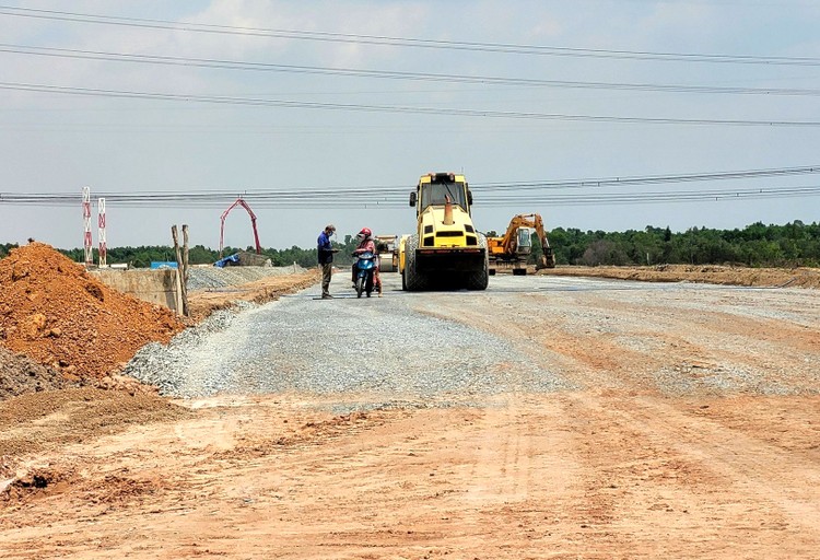 Hoạt động đấu thầu trên địa bàn Long An năm 2023 tiếp tục có chuyển biến tích cực, góp phần thúc đẩy giải ngân đầu tư công của Tỉnh. Ảnh: NC st