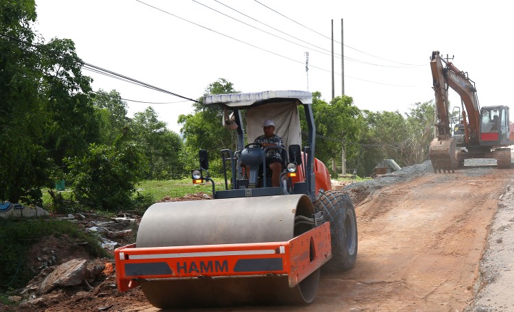 Gói thầu Xây lắp thuộc Dự án Xây dựng cầu + đường bê tông xi măng Tân Thanh 2 - Thanh Xuân, thị trấn Văn Quan, tỉnh Lạng Sơn yêu cầu một số tiêu chuẩn trong thi công đã hết hiệu lực. Ảnh minh họa: Nhã Chi