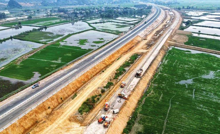 Cần đẩy nhanh tốc độ triển khai đầu tư công, củng cố lòng tin của người tiêu dùng và các nhà đầu tư để bảo đảm tăng trưởng trong ngắn hạn. Ảnh: Tuấn Anh