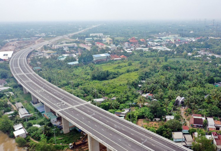 Những mảnh ghép hạ tầng giao thông đang được hoàn thiện, tạo các trục dọc kết nối TP.HCM với Đồng bằng sông Cửu Long và các trục ngang kết nối nội vùng. Ảnh: Tường Lâm