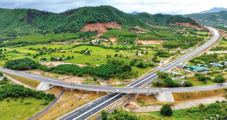 Bộ Giao thông vận tải là đơn vị dẫn đầu cả nước về giải ngân vốn đầu tư công, dự kiến giải ngân cả năm đạt trên 95%. Ảnh: Lê Tiên