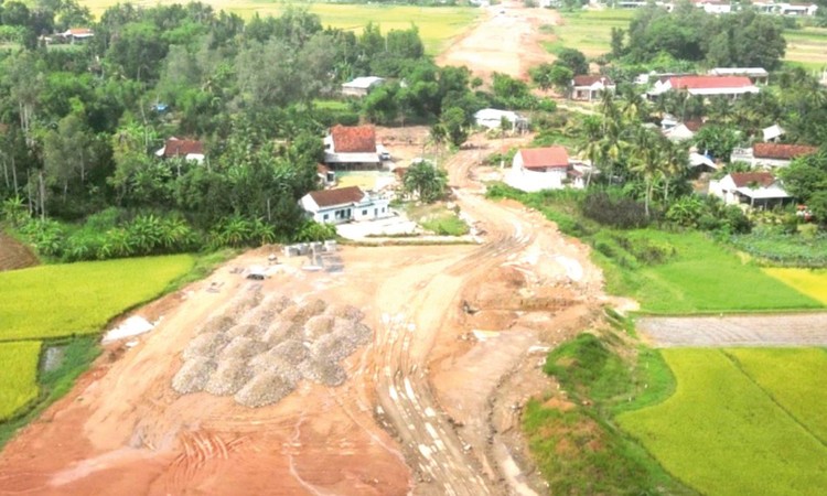 Nhiều hộ dân vẫn chưa nhận tiền đền bù và bàn giao mặt bằng trên tuyến cao tốc Bắc - Nam qua Bình Định. Ảnh: Hà Minh