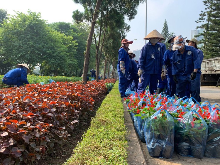 Nhiều địa phương chưa hoàn tất lựa chọn nhà thầu chỉnh trang đô thị đón Tết Nguyên đán Giáp Thìn 2024. Ảnh: Nhã Chi