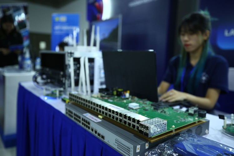 Nhiều nhà thầu phản ánh, hồ sơ mời thầu Gói thầu MSHH03 Cung cấp và lắp đặt thiết bị phần cứng, phần mềm cho trung tâm dữ liệu đưa ra một số tiêu chí kỹ thuật quá chi tiết, chỉ có 1 nhà sản xuất đáp ứng. Ảnh minh họa: Nhã Chi