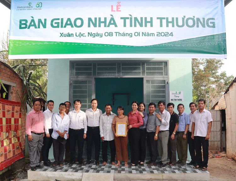 Đại diện Vietcombank cùng chính quyền địa phương bàn giao nhà tình thương cho hộ nghèo tại tỉnh Đồng Nai