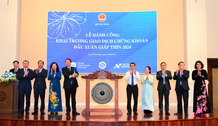 Đánh cồng khai trương giao dịch chứng khoán đầu Xuân Giáp Thìn 2024