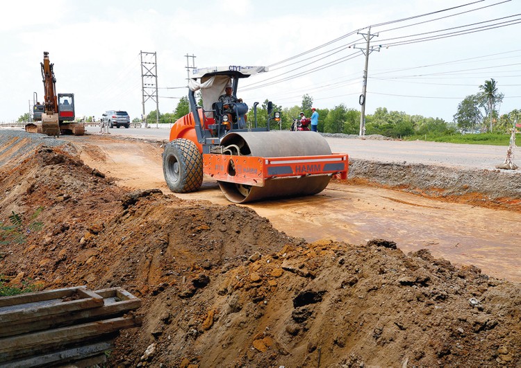 Lợi nhuận của các nhà thầu xây dựng sụt giảm do phải gánh thêm nhiều chi phí tài chính, quản lý trong khi giá vật liệu xây dựng, nhân công, ca máy tăng mạnh. Ảnh: Nhã Chi