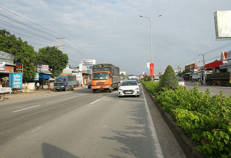 Công ty TNHH Xây dựng Minh Phúc Lộc đáp ứng yêu cầu kỹ thuật của Gói thầu Thi công hạng mục cây xanh thuộc Dự án Đường 991B từ Quốc lộ 51 đến hạ lưu cảng Cái Mép. Ảnh: Nhã Chi