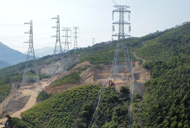 Những khoảng néo đầu tiên Dự án Đường dây 500kV mạch 3 đã hoàn thành dựng cột, kéo dây