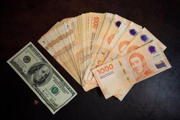 Số tờ tiền 1.000 peso Argentina có trị giá tương đương tờ 100 USD vào thời điểm tháng 1 năm nay - Ảnh: Bloomberg.