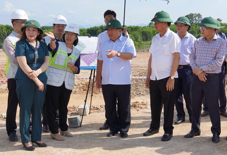 Ngày 19/5, Bộ trưởng Bộ Kế hoạch và Đầu tư Nguyễn Chí Dũng có chuyến kiểm tra thực địa tiến độ một số dự án trọng điểm trên địa bàn tỉnh Quảng Trị. Ảnh: MPI