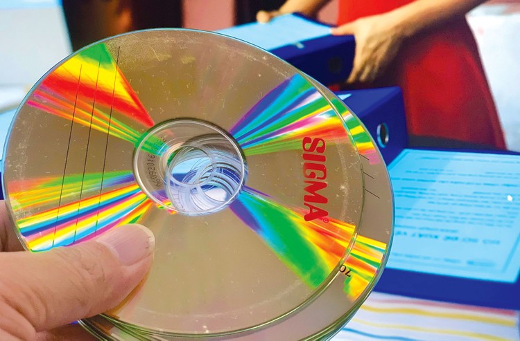Hồ sơ mời thầu yêu cầu phụ kiện đối với bộ sa bàn giao thông là đĩa DVD về giao thông và hướng dẫn sử dụng đã được cơ quan chức năng thẩm định nội dung và cấp giấy phép xuất bản. Ảnh minh họa: Tiên Giang