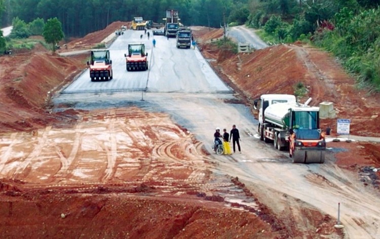 Một trong những điểm nghẽn về mặt bằng cao tốc Bắc - Nam qua Quảng Trị chưa được khai thông. Ảnh: Hà Minh