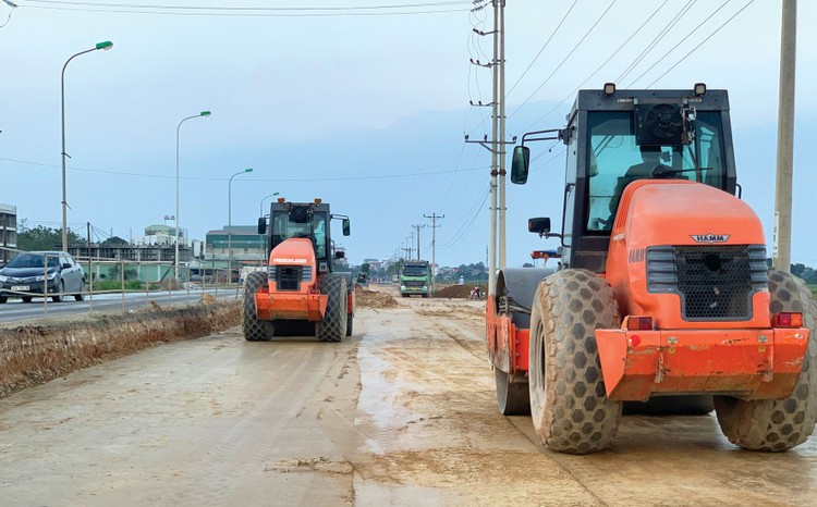 Bên mời thầu đã điều chỉnh các nội dung nhà thầu phản ánh về nhân sự chủ chốt và thiết bị thi công. Ảnh minh họa: Nhã Chi