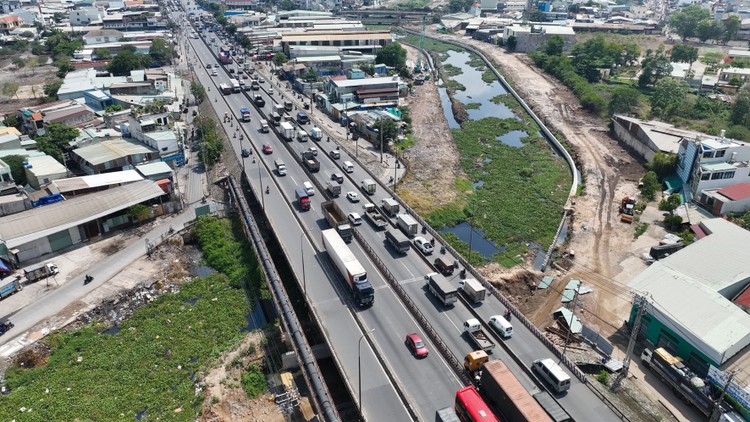 Gói thầu số 4 thuộc Dự án Xây dựng hạ tầng và cải tạo môi trường kênh Tham Lương - Bến Cát - rạch Nước Lên đã hoàn thành thi công 3.400 cọc SW, đạt 91% khối lượng hợp đồng