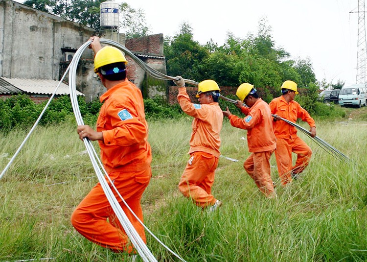 Nhiều gói thầu xây lắp công trình điện cấp IV yêu cầu vị trí chỉ huy trưởng có chứng chỉ hành nghề giám sát lắp đặt thiết bị điện vào công trình. Ảnh minh họa: Tường Lâm