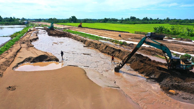 Tiến độ của các dự án cao tốc qua Đồng bằng sông Cửu Long hiện phụ thuộc rất lớn vào khả năng cung ứng nguồn vật liệu cát. Ảnh: Lê Tiên