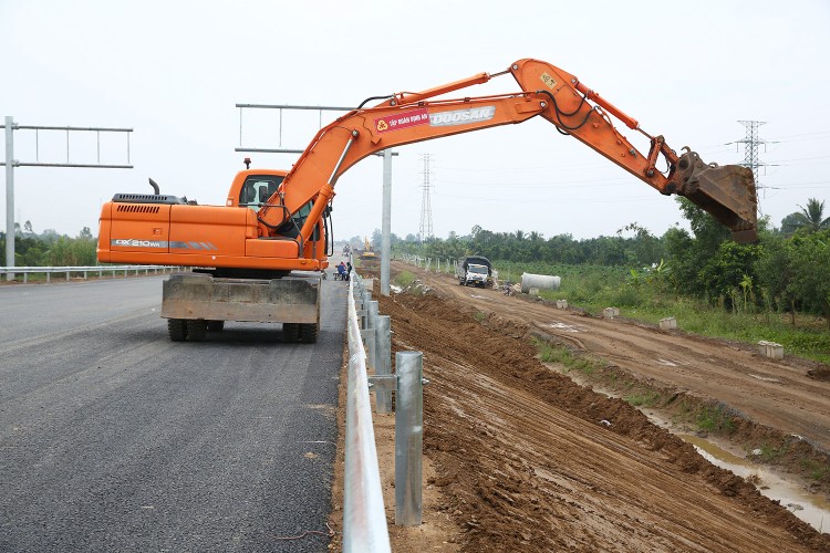 Nguồn thu từ các dự án hạ tầng giao thông đóng góp lớn cho kết quả kinh doanh nửa đầu năm 2024 của nhiều doanh nghiệp xây dựng hạ tầng. Ảnh: Lê Tiên