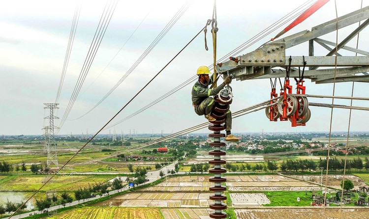 Dự án Đường dây 500 kV mạch 3 từ Quảng Trạch - Phố Nối dự kiến hoàn thành vào dịp kỷ niệm Cách mạng Tháng 8 và Quốc khánh 2/9. Ảnh: Nguyễn Khánh