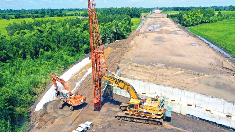 Để hỗ trợ tổng cầu trong ngắn hạn, Ngân hàng Thế giới khuyến nghị cần đẩy nhanh giải ngân đầu tư công. Ảnh: Nhã Chi