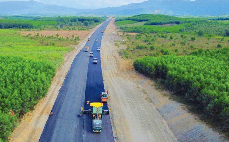 Tập đoàn Sơn Hải tự tin có thể đưa các hạng mục thi công tại Dự án thành phần cao tốc Bắc - Nam đoạn Vân Phong - Nha Trang về đích trước kế hoạch gần 1 năm. Ảnh: Trần Hướng