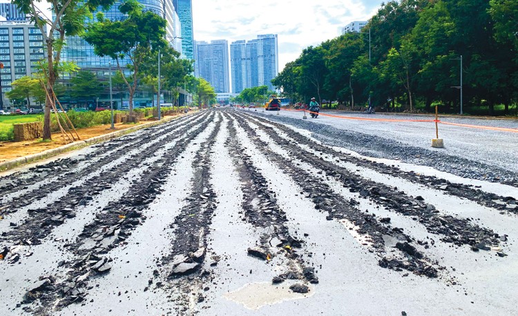 Hiện nay, 100% các gói thầu duy tu, bảo dưỡng đường bộ được đấu thầu qua mạng. Ảnh: Lê Tiên