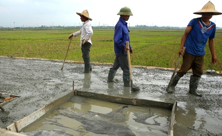 Hồ sơ mời thầu Gói thầu GT10 Thi công các hạng mục công trình Hợp phần 1 tại tỉnh Sơn La yêu cầu hợp đồng tương tự có giá trị tương đương 100% giá gói thầu. Ảnh minh họa: Nhã Chi