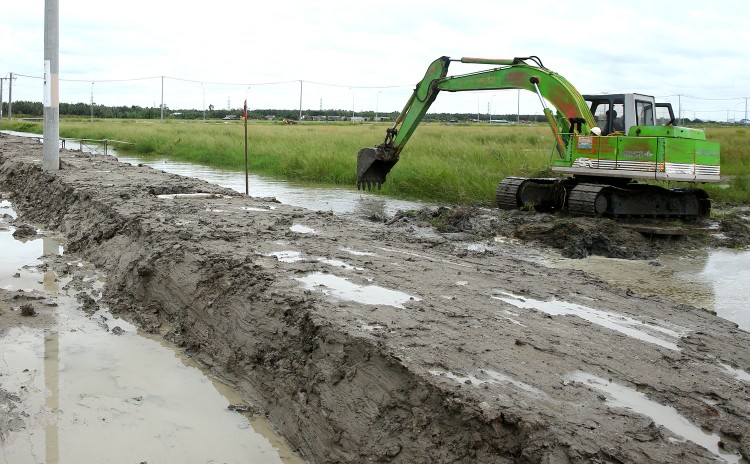 Gói thầu số 01 Nền, mặt đường thuộc Dự án Đường bờ Tây kênh Tri Tôn (từ kênh RGHT - kênh 10 xã Nam Thái Sơn) có giá hơn 11 tỷ đồng. Ảnh minh họa: Nhã Chi