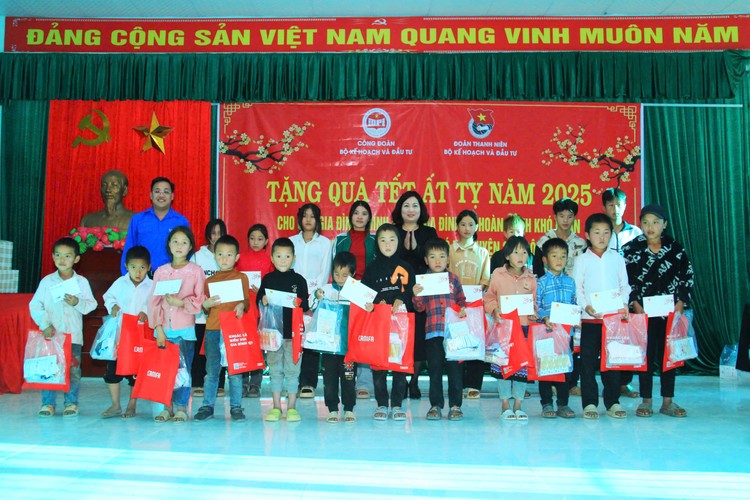 Đoàn công tác của Bộ Kế hoạch và Đầu tư tặng 100 suất quà cho các cháu học sinh có hoàn cảnh khó khăn tại xã Sam Kha, huyện Sốp Cộp