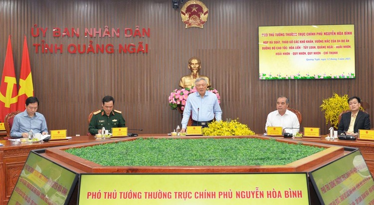 Phó Thủ tướng Thường trực Chính phủ Nguyễn Hòa Bình làm việc với địa phương, chủ đầu tư, nhà thầu liên quan 4 dự án thành phần cao tốc Bắc - Nam từ Đà Nẵng đến Phú Yên