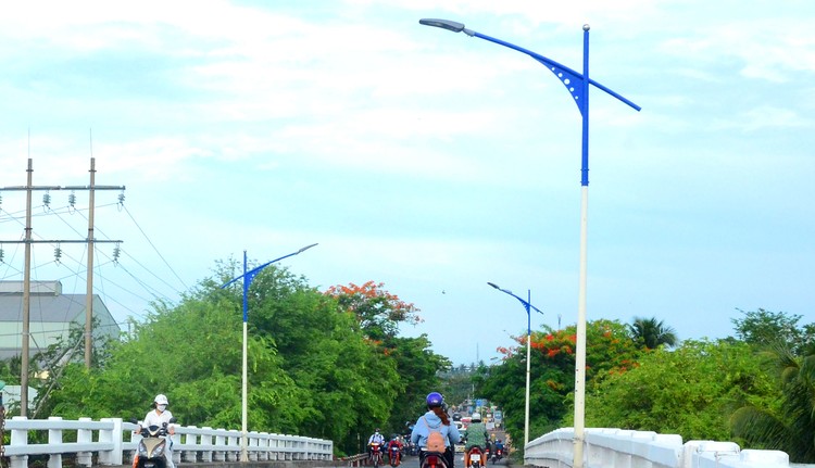 Gói thầu Thi công điện chiếu sáng thuộc Dự án Nâng cấp Đường huyện 35 - huyện Châu Thành (Tiền Giang) phát sinh đề nghị làm rõ về tiêu chí nhân sự, thiết bị. Ảnh minh họa: Anh Thư