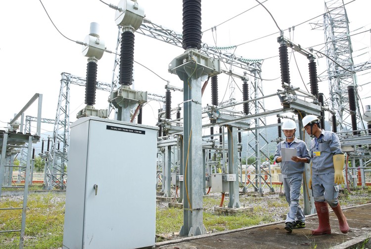 Việc cho phép các đơn vị sự nghiệp trong lĩnh vực y tế tự quyết định việc mua sắm sử dụng nguồn thu hợp pháp của mình sẽ giúp người dân được tiếp cận với thuốc tốt, vật tư, thiết bị y tế hiện đại, công nghệ cao. Ảnh minh họa