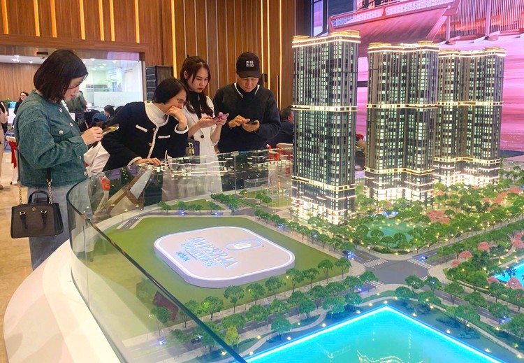 Tính đến hết tháng 3/2025, dư nợ tín dụng kinh doanh bất động sản đạt hơn 1,56 triệu tỷ đồng, tăng khoảng 260.000 tỷ đồng so với cuối năm 2024. Ảnh: Lê Tiên
