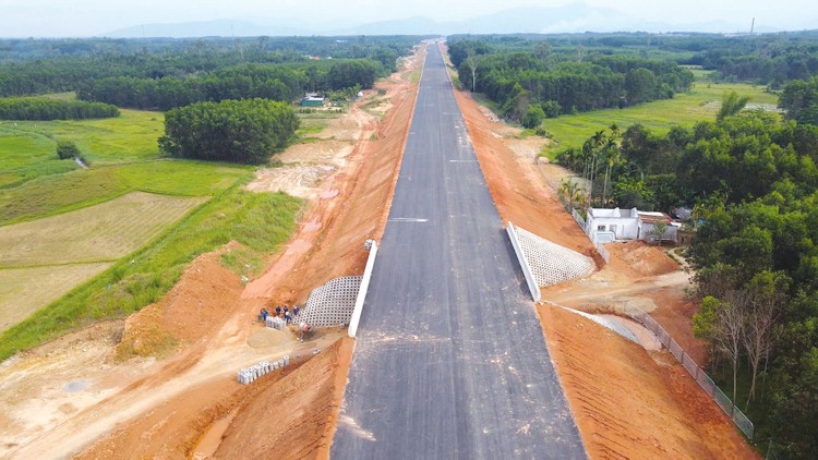 Nhiều đoạn tuyến trên cao tốc Quảng Ngãi - Hoài Nhơn đã được thảm bê tông nhựa. Ảnh: Hà Minh