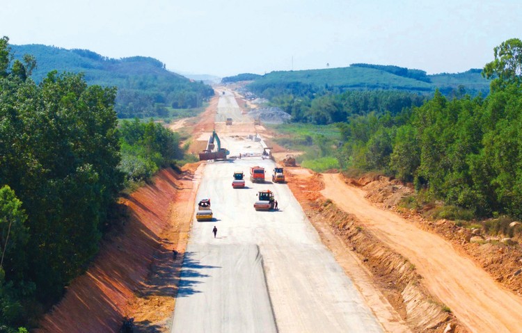 Gói thầu XL03 thuộc Dự án thành phần Cao tốc Quảng Ngãi - Hoài Nhơn dự kiến sắp hoàn thành 10 km đầu tiên . Ảnh: Lưu Hương