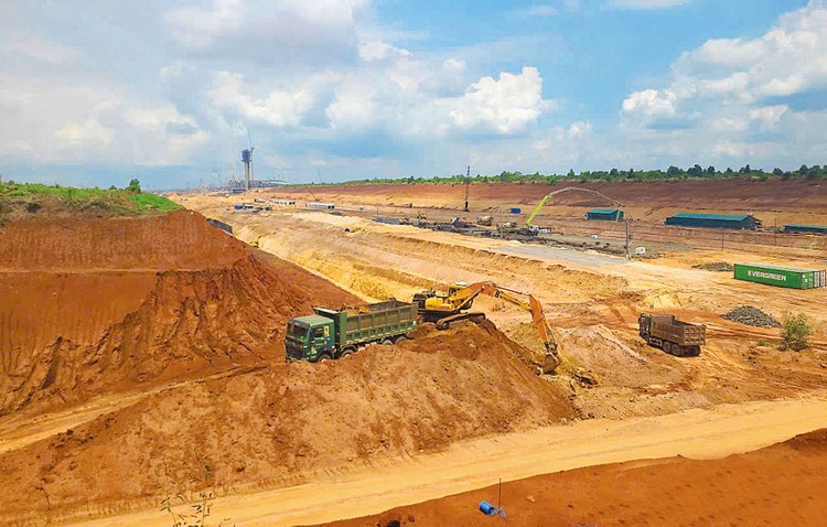 Các nhà thầu huy động tối đa nhân lực, thiết bị để đẩy nhanh tiến độ, mục tiêu là cơ bản hoàn thành Dự án Cảng hàng không quốc tế Long Thành trước ngày 31/12/2025. Ảnh: Ngọc Tuấn