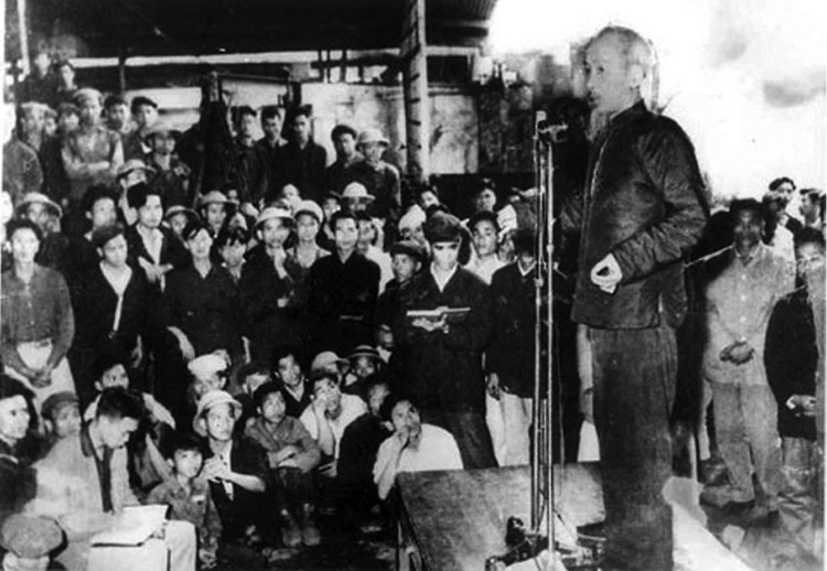 Bác Hồ nói chuyện với công nhân Nhà máy Cơ khí Duyên Hải ngày 15/3/1961. Ảnh tư liệu