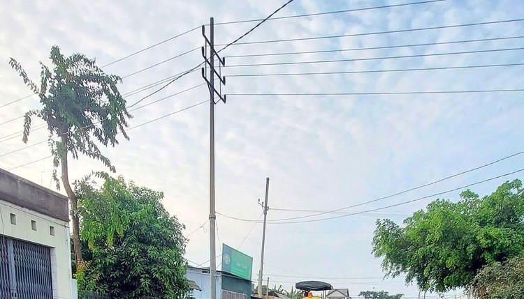 Gói thầu Di dời hệ thống điện thuộc Dự án Nâng cấp, mở rộng đường giao thông Buôn M’rê - Buôn Niêng (giai đoạn 1) đã chọn được nhà thầu. Ảnh: Công Lý