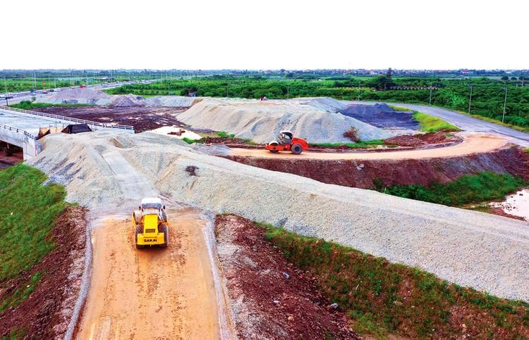 Giải ngân vốn đầu tư công nửa đầu năm 2025 ước đạt 264.800 tỷ đồng, bằng 32,06% kế hoạch Thủ tướng Chính phủ giao. Ảnh: Lê Tiên