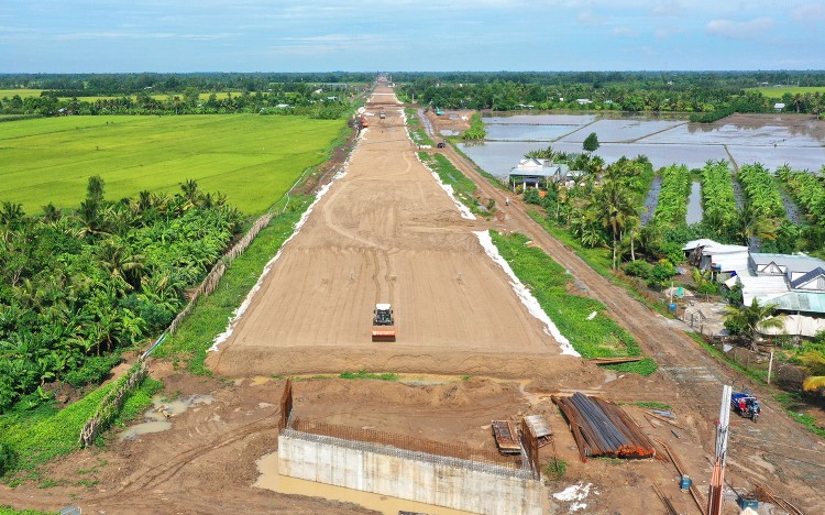 Theo UBND tỉnh Hậu Giang, tiến độ xây dựng phần tuyến của Dự án thành phần 3 thuộc Dự án cao tốc Châu Đốc - Cần Thơ - Sóc Trăng giai đoạn 1 chưa đạt yêu cầu vì thiếu cát. Ảnh: Tiên Giang