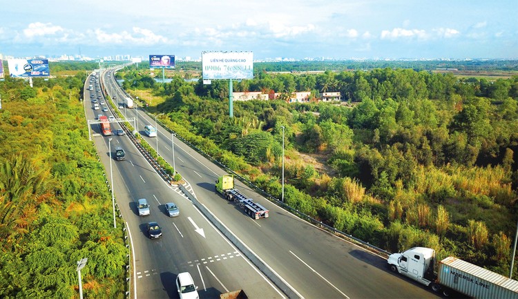 Mỗi năm Ngân hàng Phát triển châu Á dành khoảng 8 tỷ USD cho vay/tài trợ vốn tại các dự án, trong đó 80% vốn dành cho công trình, 20% dành cho hàng hóa và dịch vụ tư vấn. Ảnh: Lê Tiên