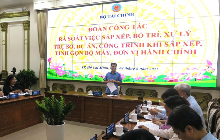 Thứ trưởng Bộ Tài chính Bùi Văn Khắng phát biểu tại buổi làm việc