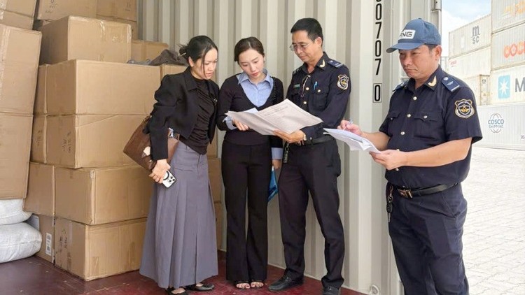 Lực lượng hải Quan tiến hành kiểm tra số hàng hoá