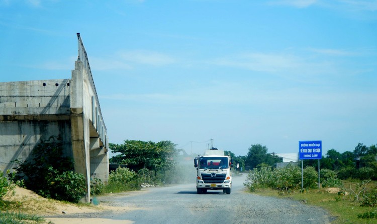 Dự án tuyến đường Phước Tân - Bãi Ngà tại Khu kinh tế Phú Yên đang trong quá trình giải phóng mặt bằng. Ảnh: Phương Đông